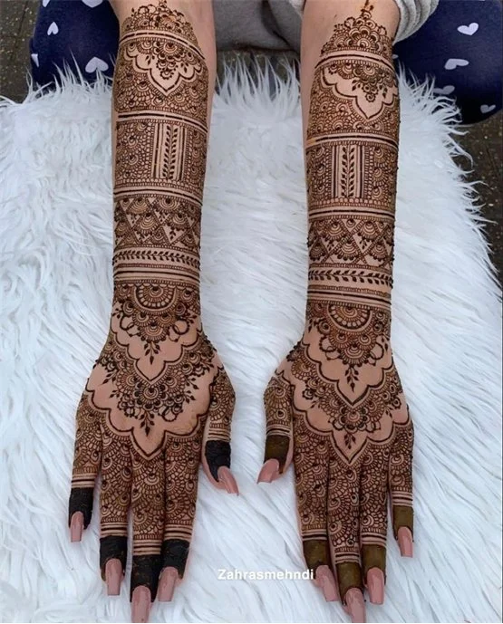 Pretty Frame Framework Using Modern Full Hand Mehndi Design